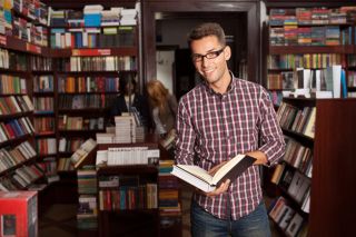 Foto: Junger Mann in Bibliothek