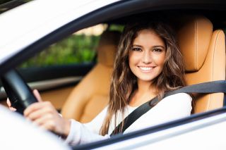 Foto: Frau im Auto