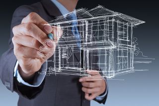 Foto: Mann und Zeichnung von Haus