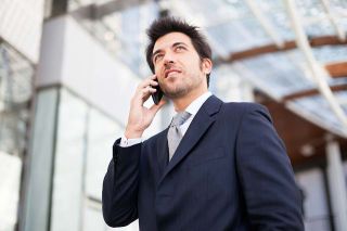 Foto: Mann mit Handy